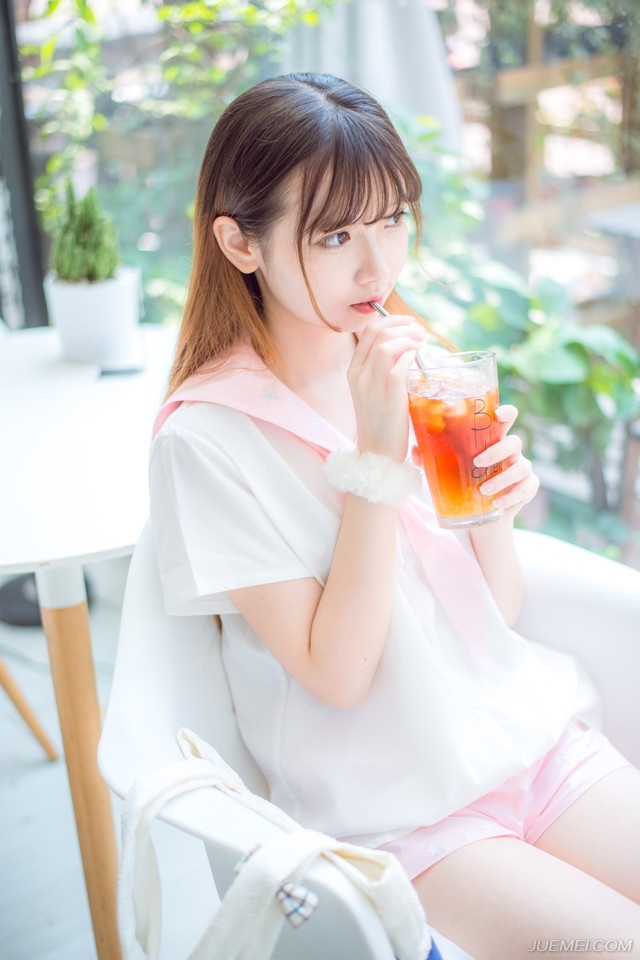 在这里，与各位再共同勉励一次，我们要做聪明的人，做有智慧的人有慈爱又肯诚实对人对己的勇者。就算天大的事情来了，也不逃避它，心平气和地为自己争取最合理的解决之道，不可以做一个弱者，凡是不顺心便跌倒的人是要被社会淘汰的，做一个有弹性的人，当是我们一生追求的目标。——三毛《亲爱的三毛》